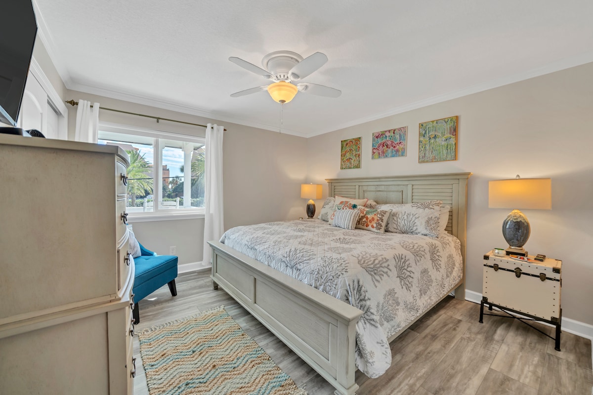 غرفة نوم للضيوف في سي شيلز بسرير بمقاس كبير.