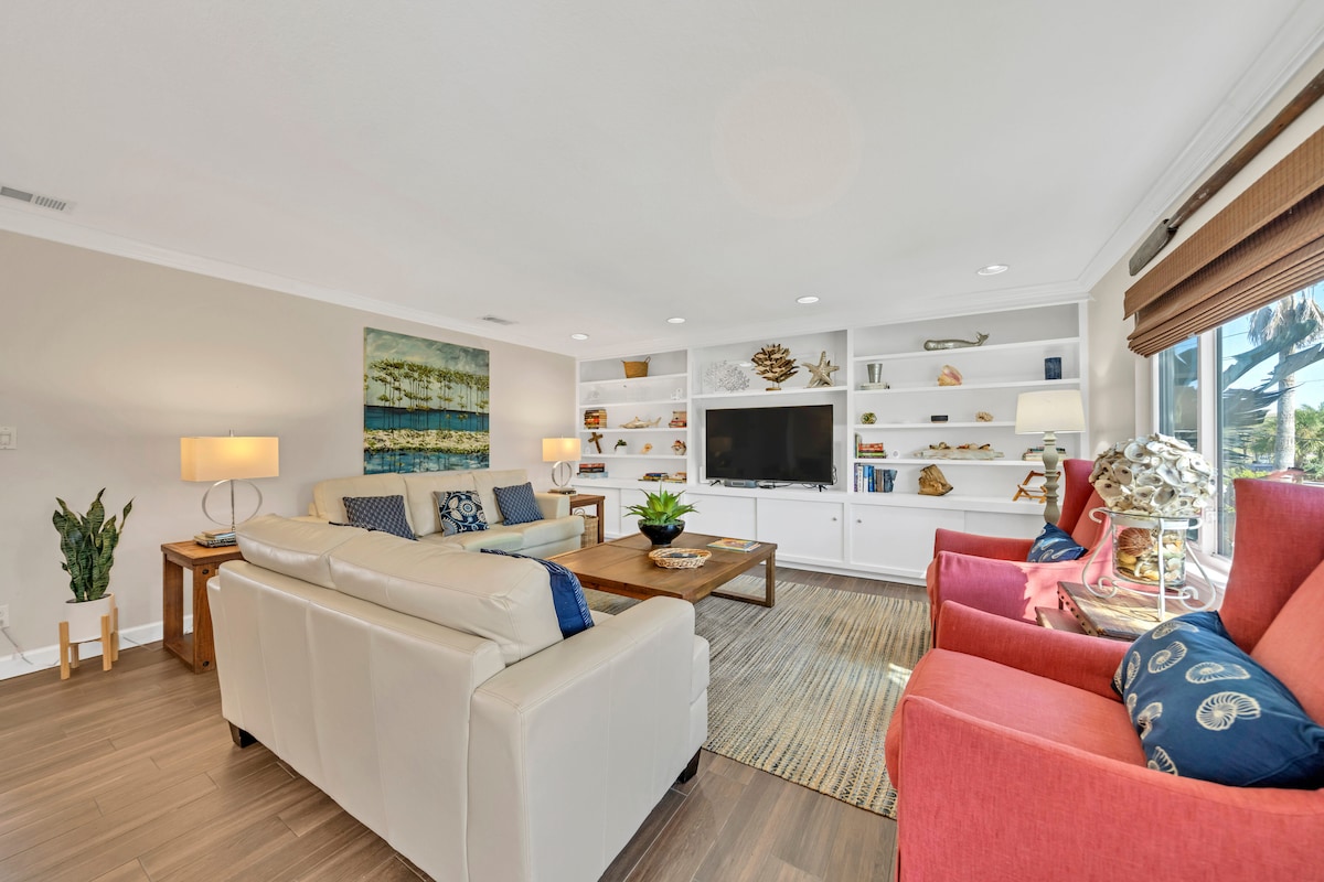 غرفة معيشة كاملة الحجم بتلفزيون 65 بوصة