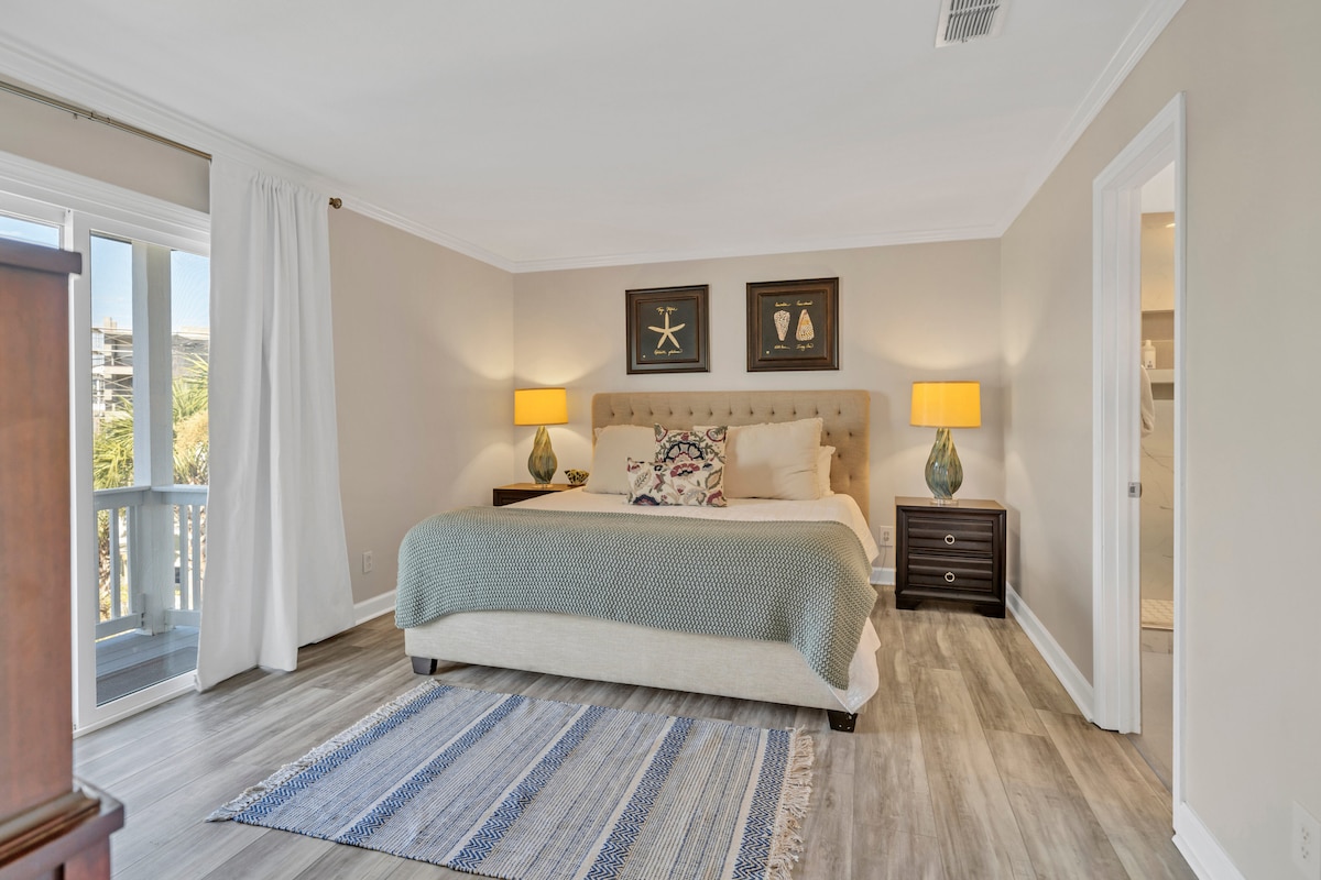 غرفة نوم رئيسية بسرير بمقاس كينج ، تقع خارج المطبخ. تحتوي غرفة النوم الرئيسية على خزانة ملابس وتلفزيون 40 بوصة.  