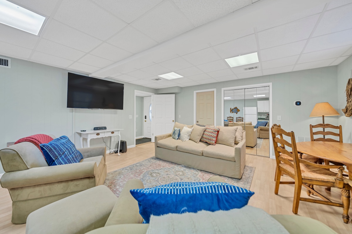 تحتوي شقة الطابق السفلي على تلفزيون ذكي 60 بوصة. أريكة بسرير بحجم كبير وغرفة نوم واحدة 