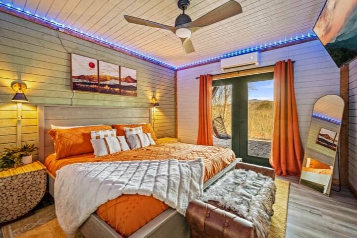 ¡Nuestros dos nuevos dormitorios tamaño king son lujosos con sus colchones de espuma viscoelástica, chimeneas eléctricas y puertas dobles con vistas a Mountain View!