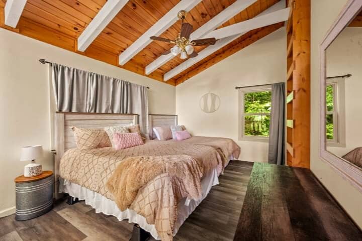 Dormitorio loft súper cómodo y acogedor con toneladas de luz natural...