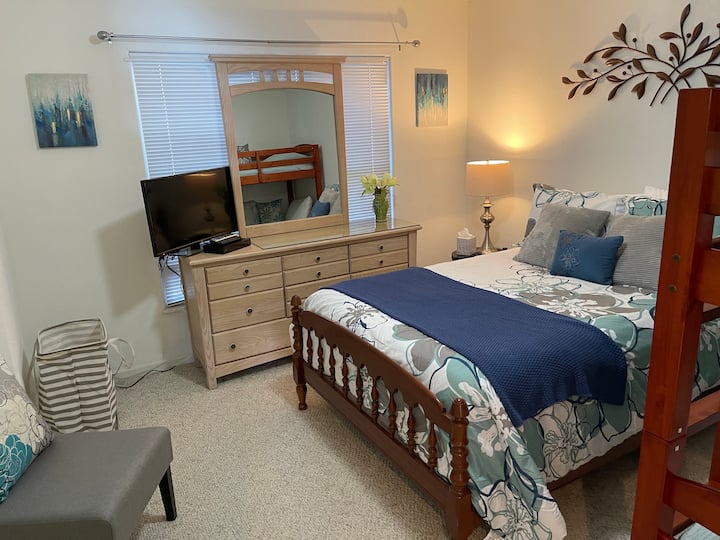 Chumba cha kulala cha pili na queen & twin bunk, dresser, closet, kiti cha kuketi, hamper, cable TV. (Mito ya ziada, mablanketi na blanketi nzito ziko kwenye kabati hili pia.)