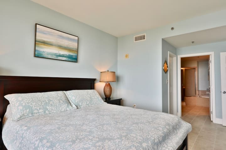Master BR with California King bed and huge ensuite BA