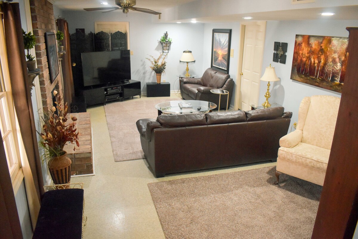 Top Airbnb: Pool, HOT TUB, Full Kitchen, Near Atlanta! in Fayetteville