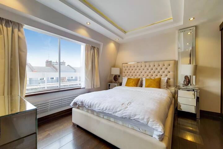 Luxurious 4Bed 3Bath Retreat Behind Selfridges AC gallery image 5