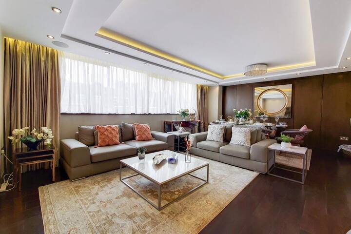 Luxurious 4Bed 3Bath Retreat Behind Selfridges AC gallery image 2