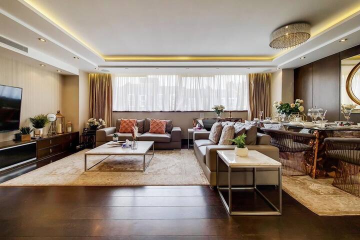 Luxurious 4Bed 3Bath Retreat Behind Selfridges AC gallery image 4