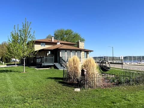 Cheerful beautiful home with an amazing lake view.