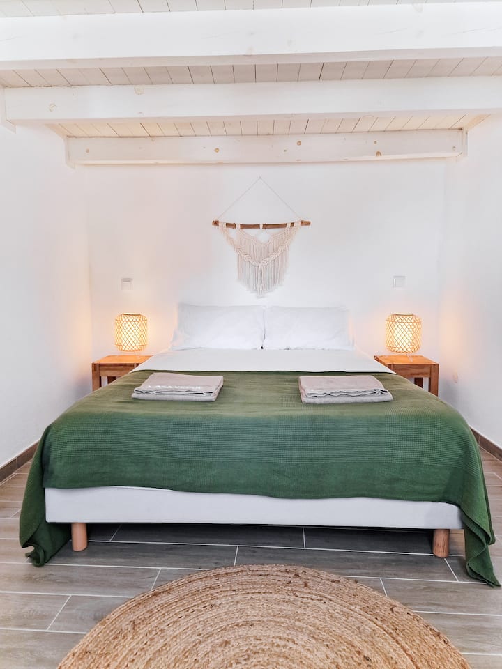 Quarto 2 - (Cama de Casal) com Casa de Banho Privativa, Vista Mar e TV - Mezanino com 1 Cama de Solteiro no 1 .º andar |
Quarto 2 - (Cama de Casal) com Casa de Banho Privada, Vista Mar e TV - Mezzanine com 1 Cama de Solteiro no 1º Andar