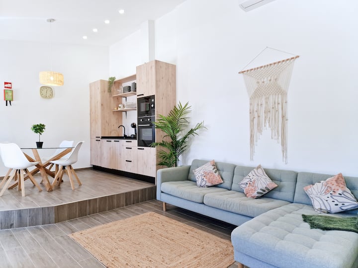 Sala de estar com ar condicionado, cozinha equipada e área de jantar |
Sala de Estar com Ar Condicionado, Cozinha Equipada e Área de Refeições