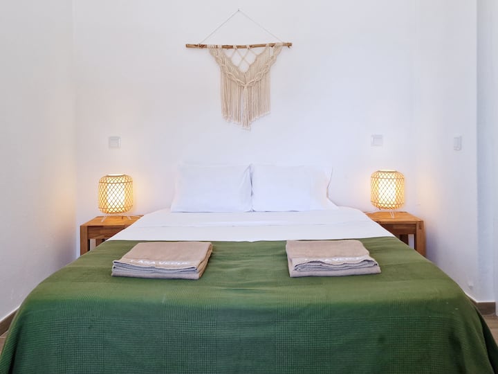 Quarto 1 - (Cama de Casal) com Casa de Banho Privada, Vista Mar e TV |
Quarto 1 - (Cama de Casal) com Casa de Banho Privada, Vista Mar e TV