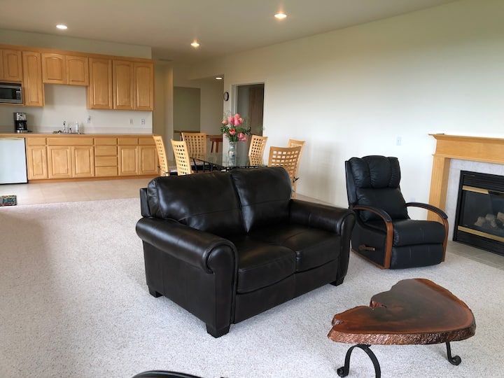Sunset Suite: Spacious 2 Bedroom, Private Porch - Bellingham, WA