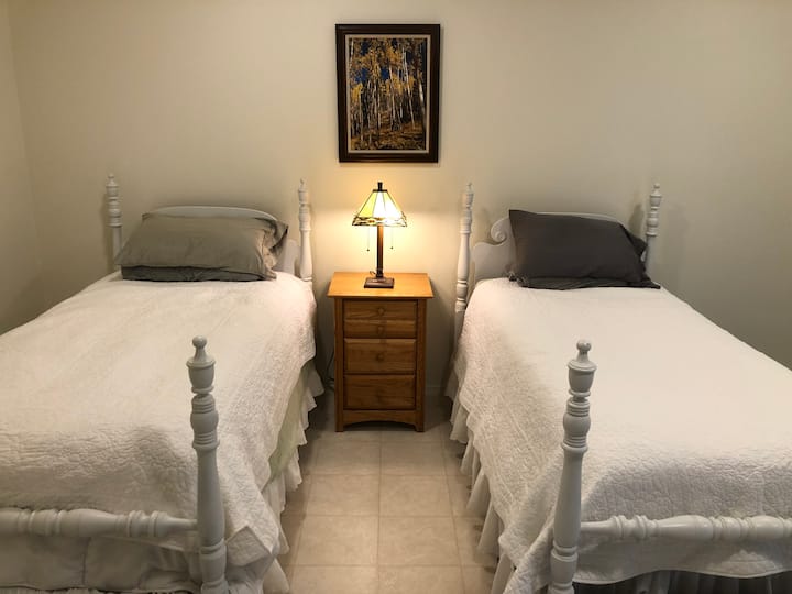 Dos camas individuales en una habitación extra separada sin dormitorio (sin armario).   