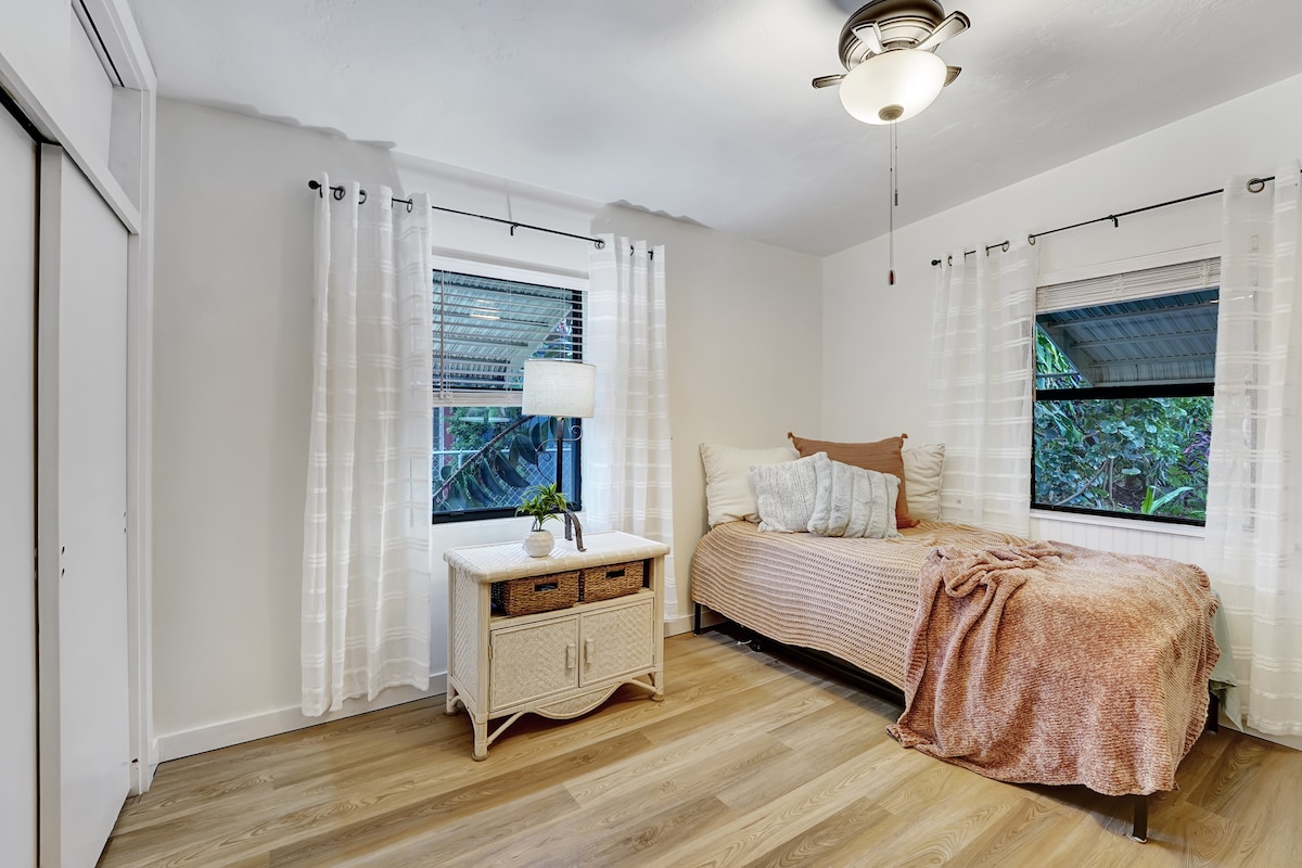 غرفة نوم ثانية بسرير تراندل وسريران متماثلان.  واحد يسحب من الأسفل وينبثق إلى نفس ارتفاع الآخر.