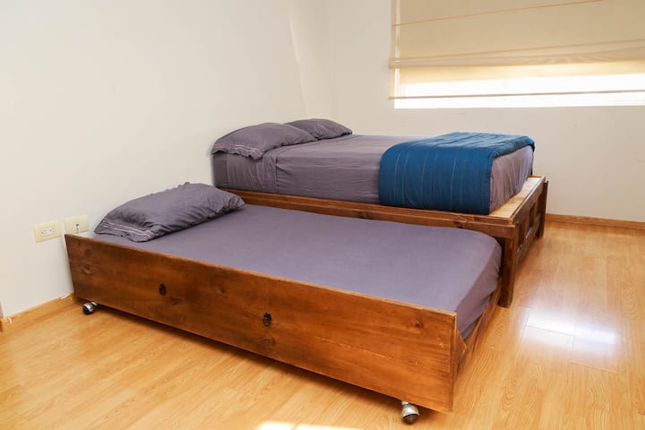 Კომფორტული და ფართო კენგურუს საწოლი.