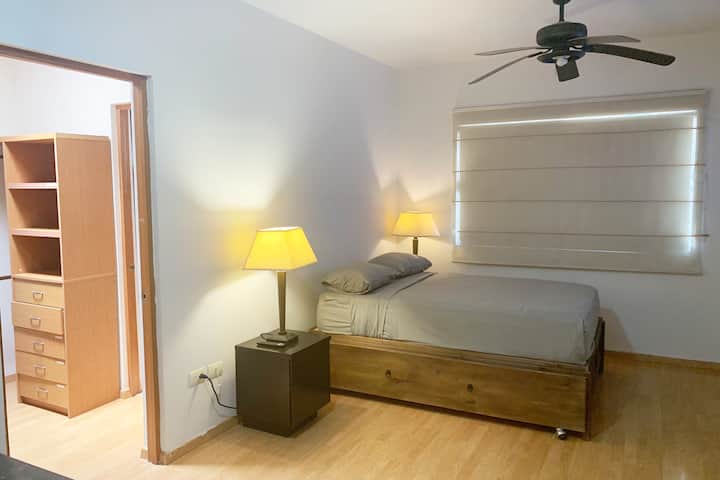 ოთახი საკუთარი სააბაზანოთი.