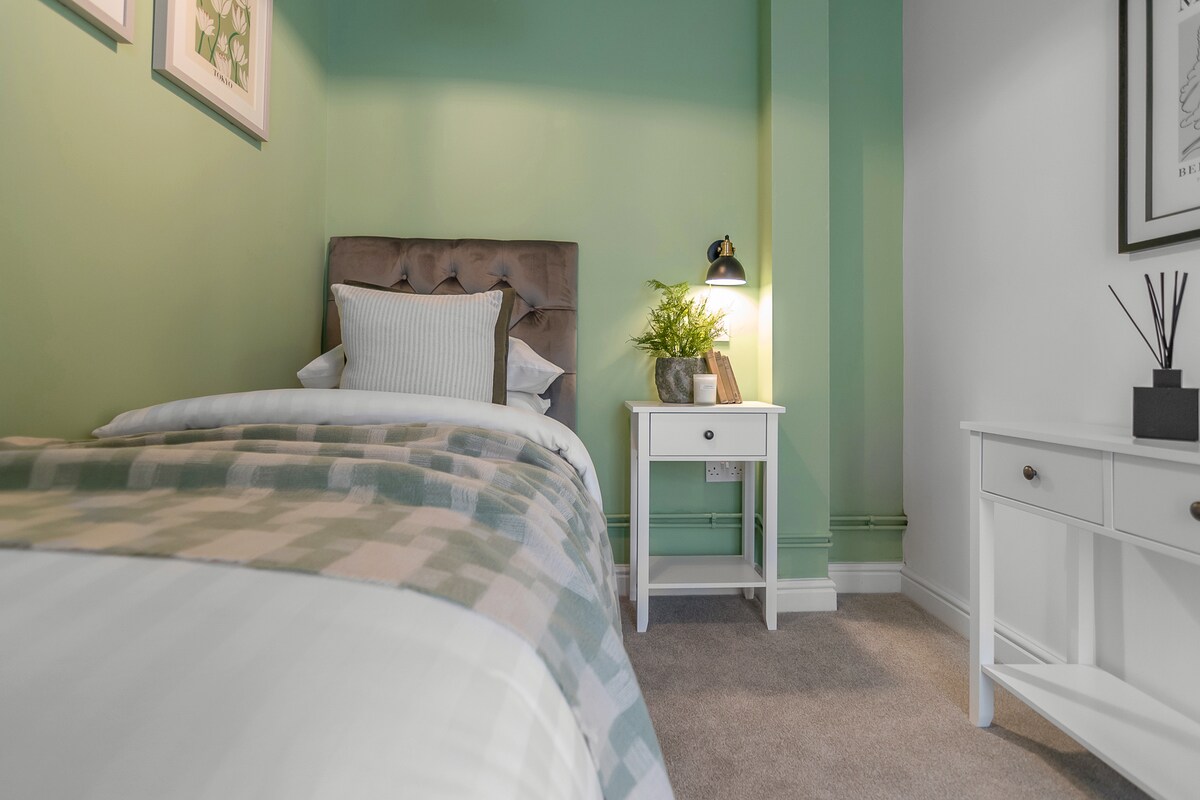 舒适的单人卧室，非常适合独自房客或儿童入住，可轻松使用家庭卫生间。