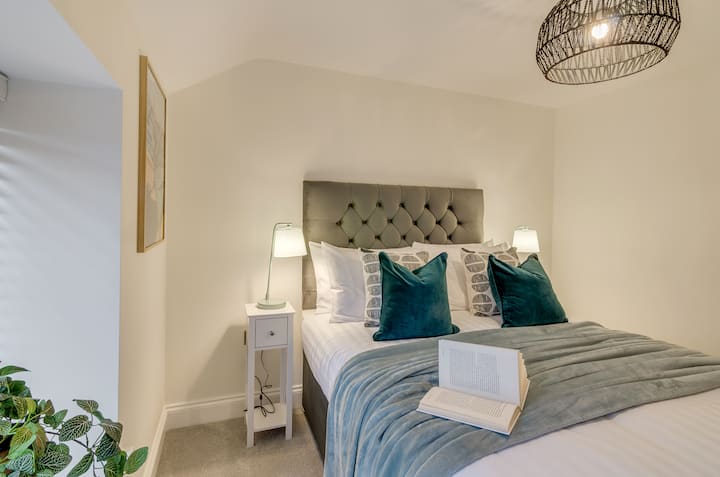 חדר שינה זוגי קדמי עם נוף מעל השביל והגינה