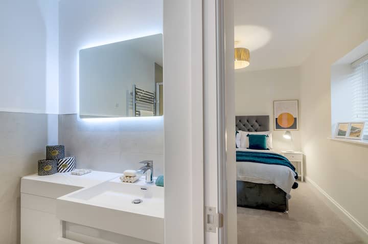 חדר מקלחת צמוד בחדר השינה האחורי למטה.