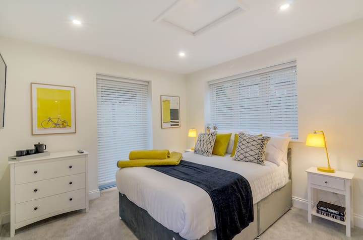 קומת קרקע עם גישה מונגשת עם דלתות רחבות וחדר רטוב צמוד עם גישה לחדר האוכל ולסלון הראשי - כולם יכולים ליהנות מהחופשה שלהם בנוחות.