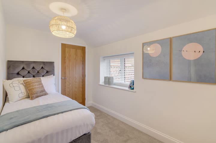 חדר שינה זוגי למעלה עם מלתחה ונוף לגינה האחורית