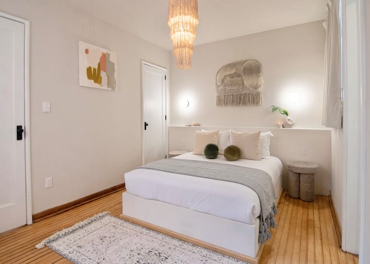 ליהנות מהנוחות והאלגנטיות, לטבול את עצמכם בשלווה של המיטה הכפולה שלנו עם מזרן איכותי ומצעים יוקרתיים. החל מרהיטים מעוצבים בקפידה ועד לכל פרט ופרט מתחשב, אנחנו מציעים שהייה נוחה מאוד. 