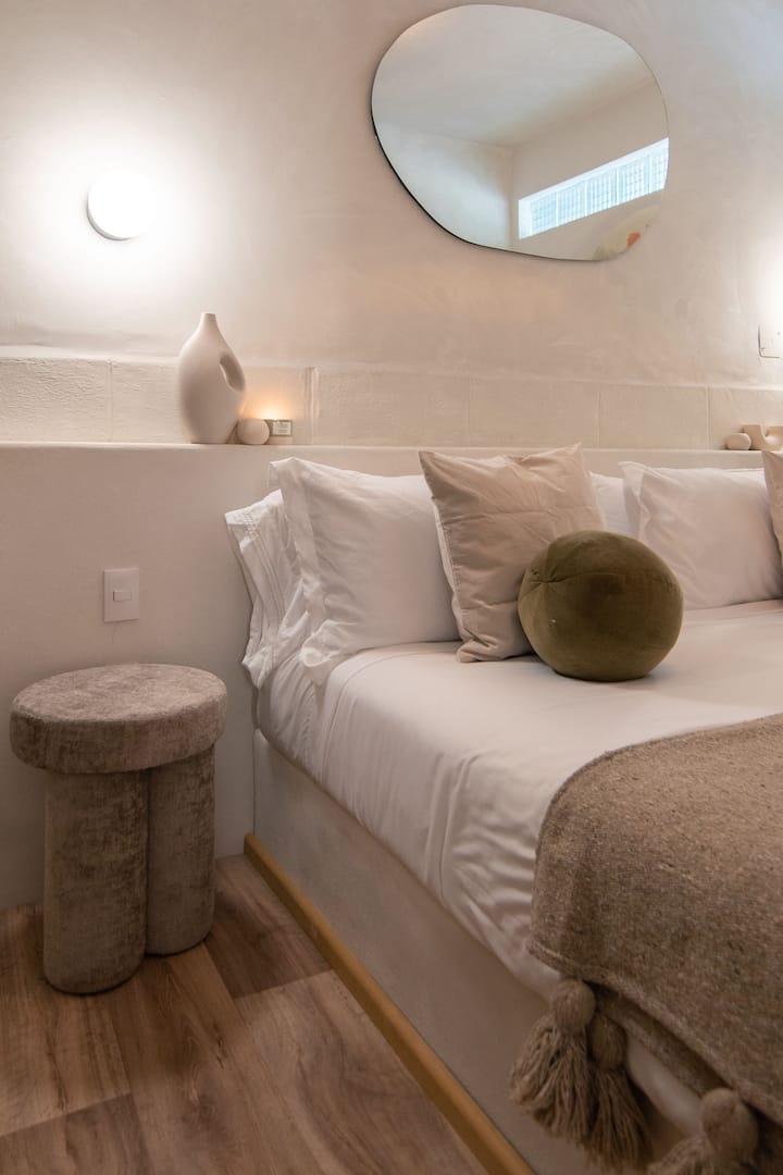 ליהנות מהנוחות והאלגנטיות, לטבול את עצמכם בשלווה של המיטה הכפולה שלנו עם מזרן איכותי ומצעים יוקרתיים. החל מרהיטים מעוצבים בקפידה ועד לכל פרט ופרט מתחשב, אנחנו מציעים שהייה נוחה מאוד. 