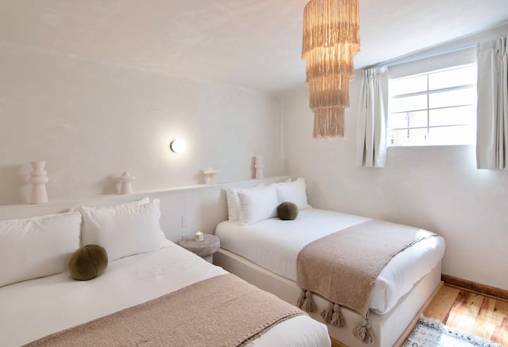 ליהנות מהנוחות והאלגנטיות, לטבול את עצמכם בשלווה של המיטה הכפולה שלנו עם מזרן איכותי ומצעים יוקרתיים. החל מרהיטים מעוצבים בקפידה ועד לכל פרט ופרט מתחשב, אנחנו מציעים שהייה נוחה מאוד. 