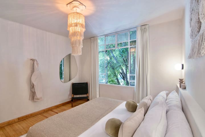 ליהנות מהנוחות והאלגנטיות, לטבול את עצמכם בשלווה של המיטה הכפולה שלנו עם מזרן איכותי ומצעים יוקרתיים. החל מרהיטים מעוצבים בקפידה ועד לכל פרט ופרט מתחשב, אנחנו מציעים שהייה נוחה מאוד. 