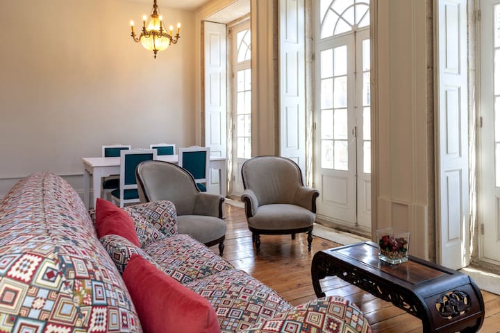 Prime Location: 4 Guests Facing Clérigos Tower