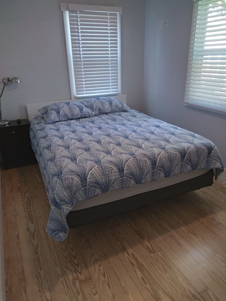 Една од двете брачни спални соби 