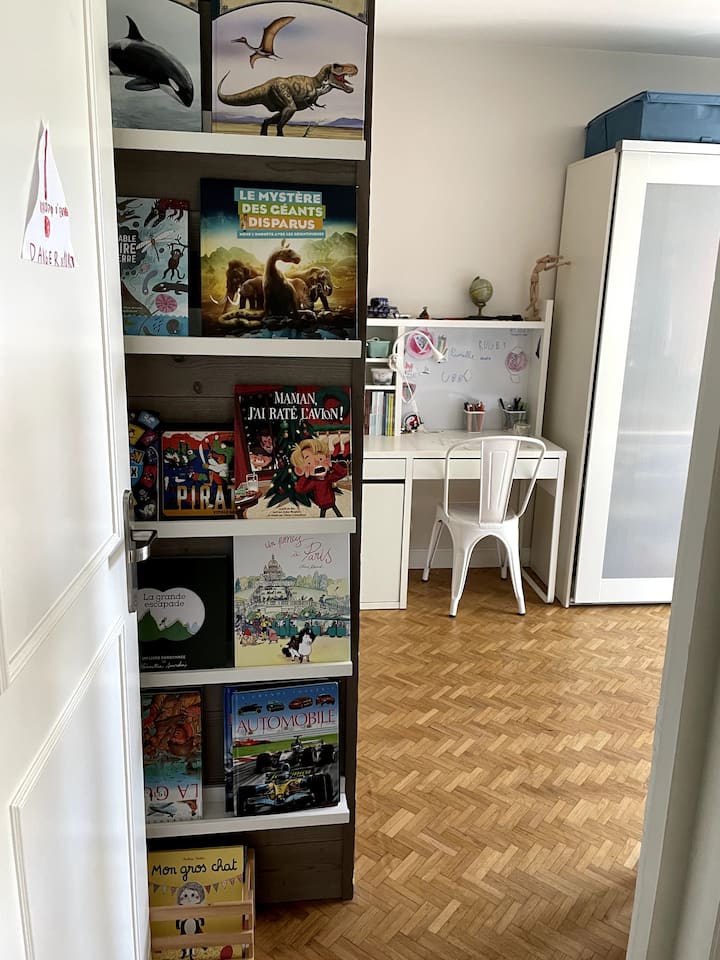 غرفة أطفال تضم سريرين مزدوجين