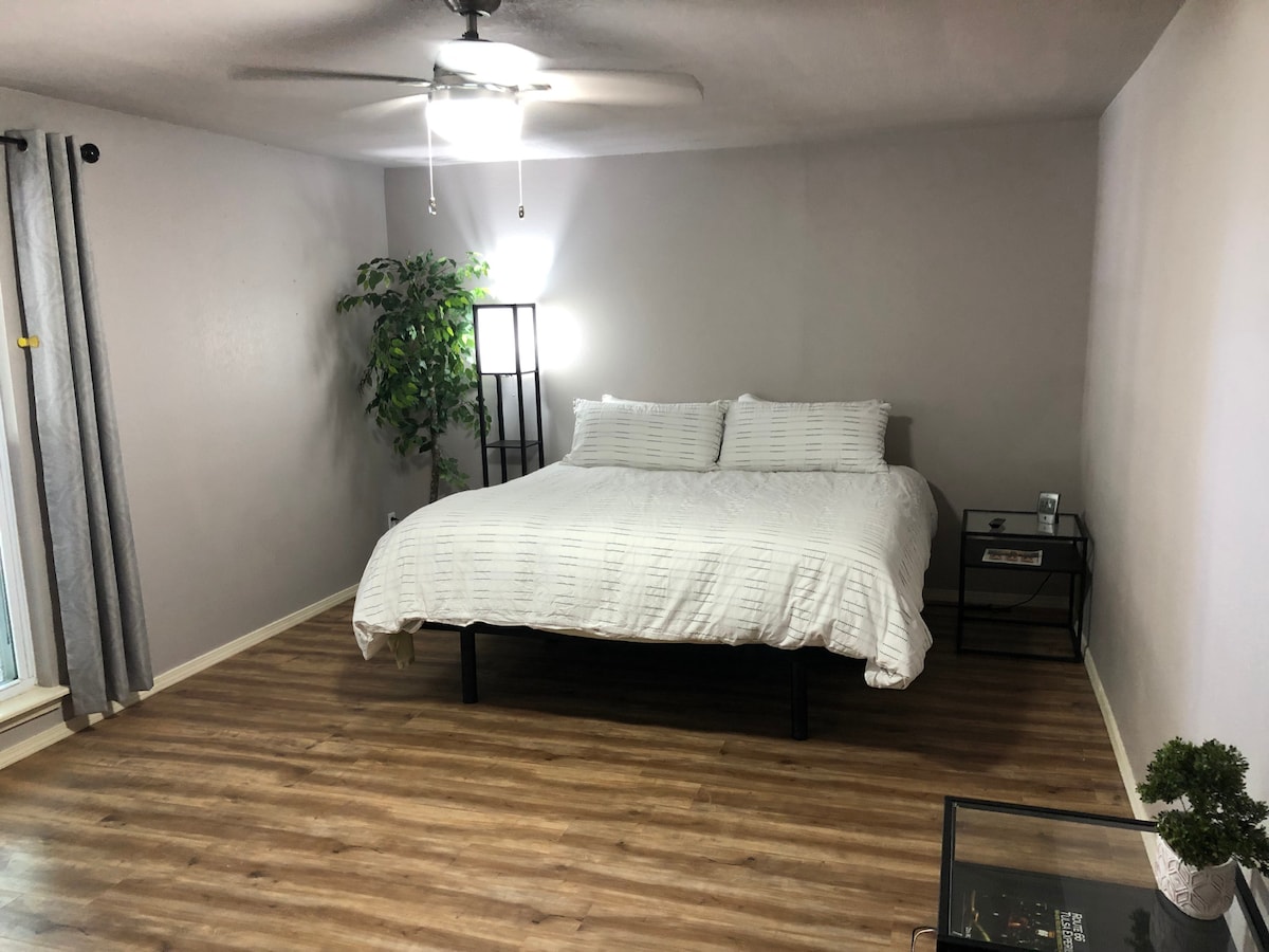 Bračni madrac veličine 3000 $ na podesivom podlogu.  Jorgan s debelim pokrivačem. Jastuci Serta.