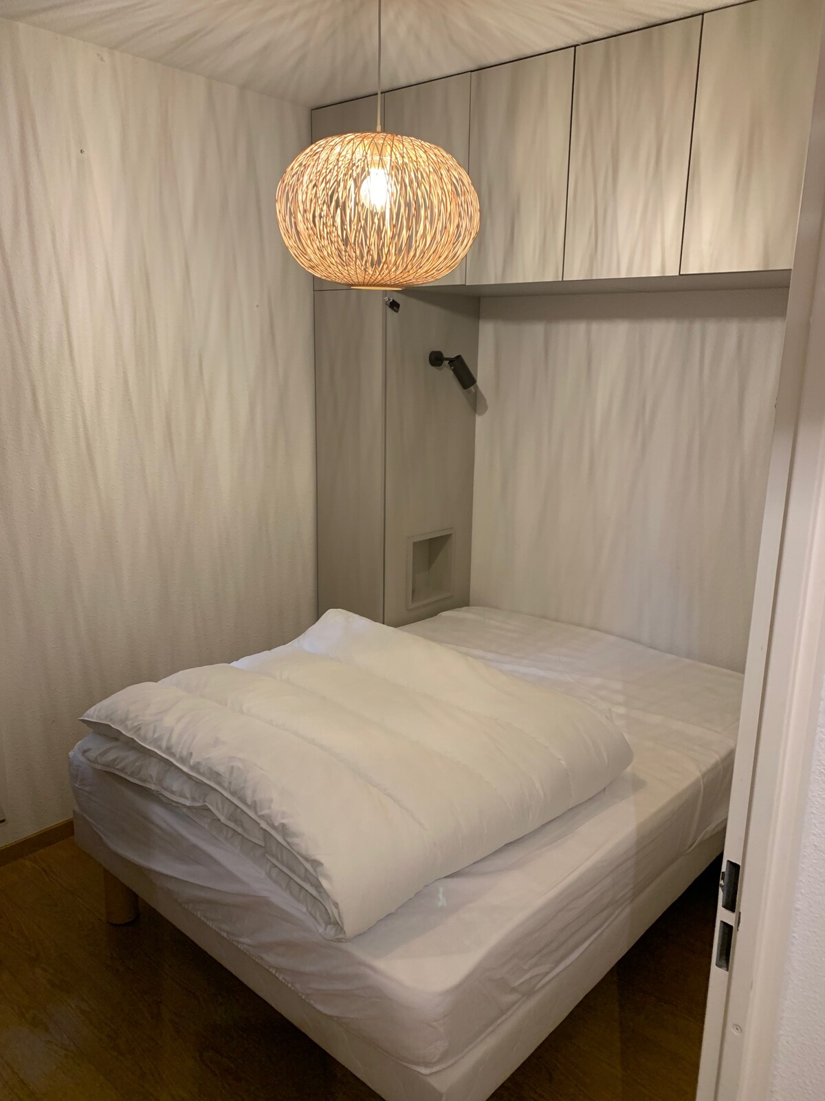 Chumba cha watu wawili 140*190 na kabati la nguo