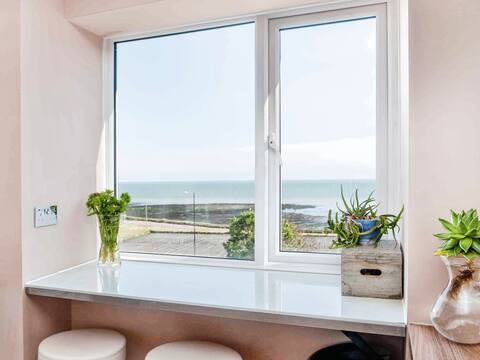 Stunning 2-bedroom apartment with Seaview's