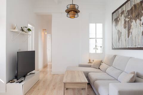 Anuncio de Airbnb popular: Penthouse with Terrace, 3 Bedrooms, Mestalla area en El Pla Del Real