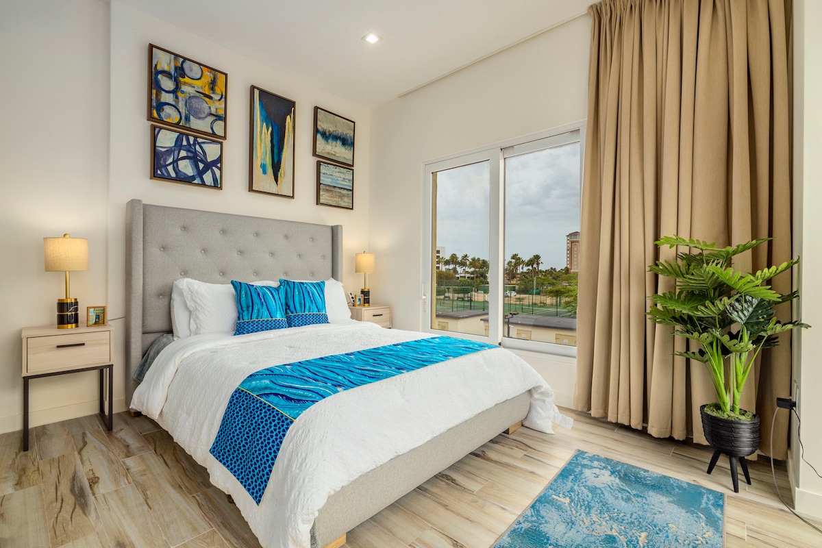 Ova spavaća soba ima bračni krevet, TV i veliki prozor koji omogućuje ulazak prirodnog svjetla. Velike zavjese pružaju mir i privatnost dok spavate.