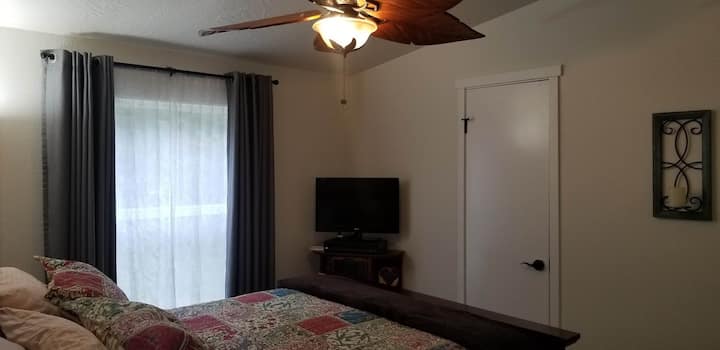 Tretia spálňa, manželská posteľ.  TV  s videorekordérom a DVD prehrávačom.