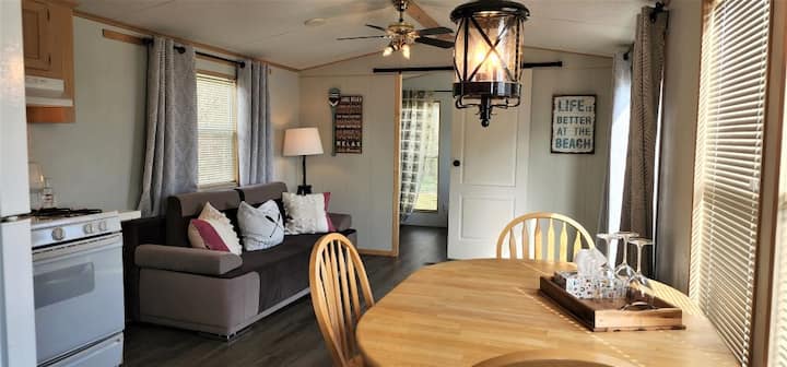 Veľmi svetlá obývacia izba/ jedáleň s posuvnými dverami na terasu s výhľadom na jazero 