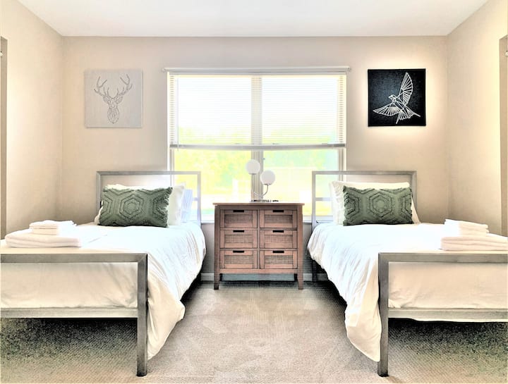 La cama se puede organizar como una cama tamaño king o una cama king dividida (en la foto se muestra como King split King).  El acuerdo predeterminado es split King a menos que se solicite específicamente antes del registro. 