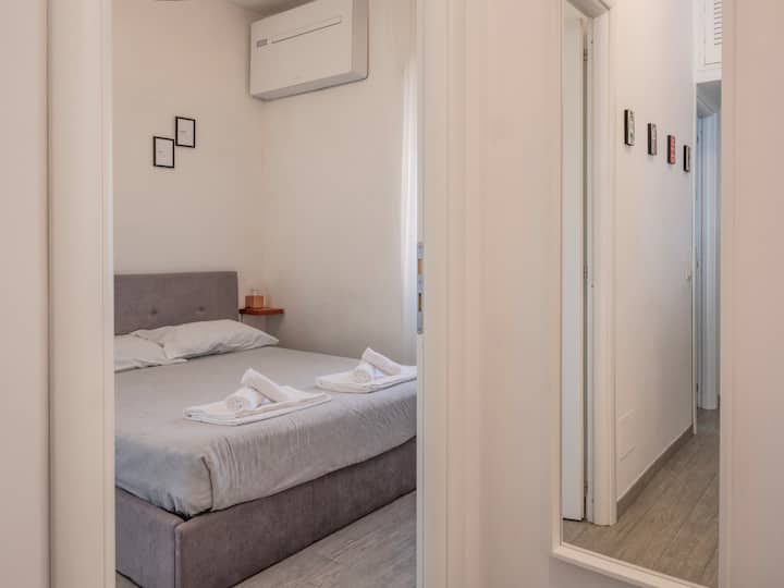 Პირველი საძინებელი ორმაგი ფანჯრებითა და კონდიციონერით