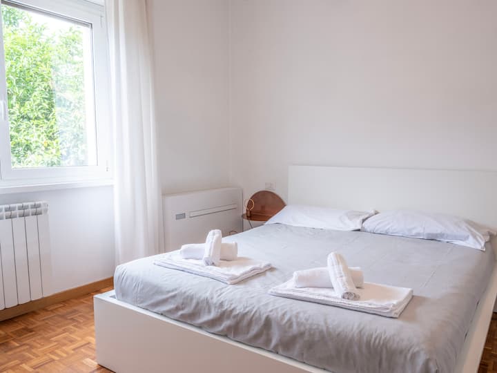 Მეორე საძინებელი მედლარისა და ფორთოხლის ხეების ხედით