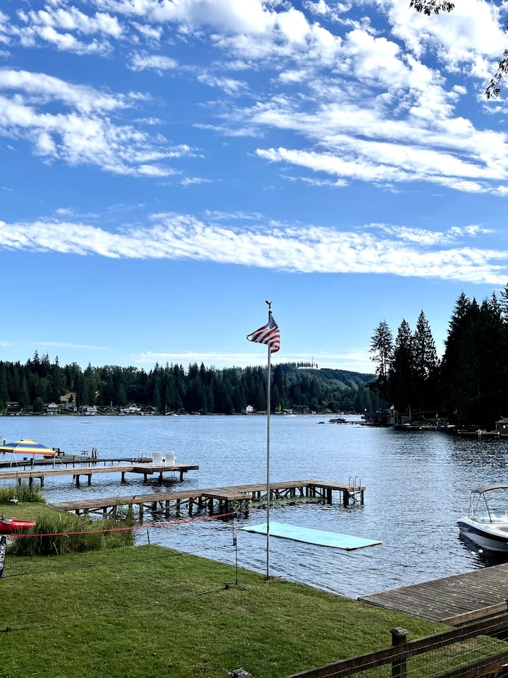 Relax in this cheerful 3 bedroom house on the lake Houses for Rent in