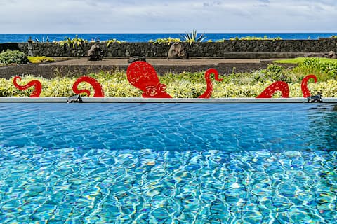 Oceanfront!  Outstanding 2BR/2BA w Pool & Hot Tub