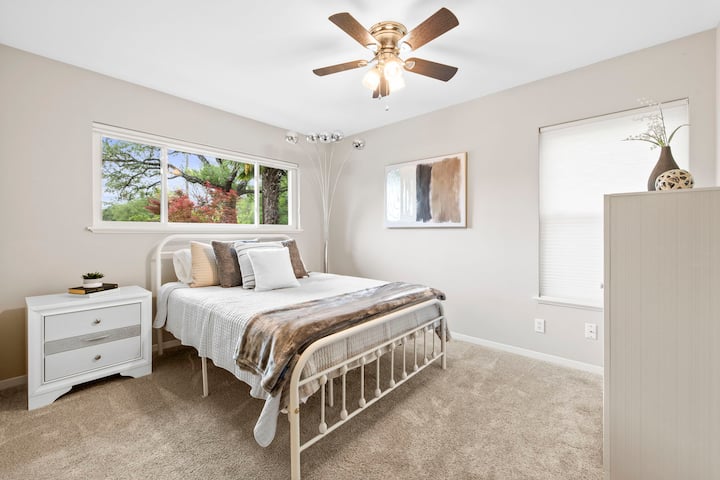 Spálňa 1 s manželskou posteľou veľkosti Queen a písacím stolom