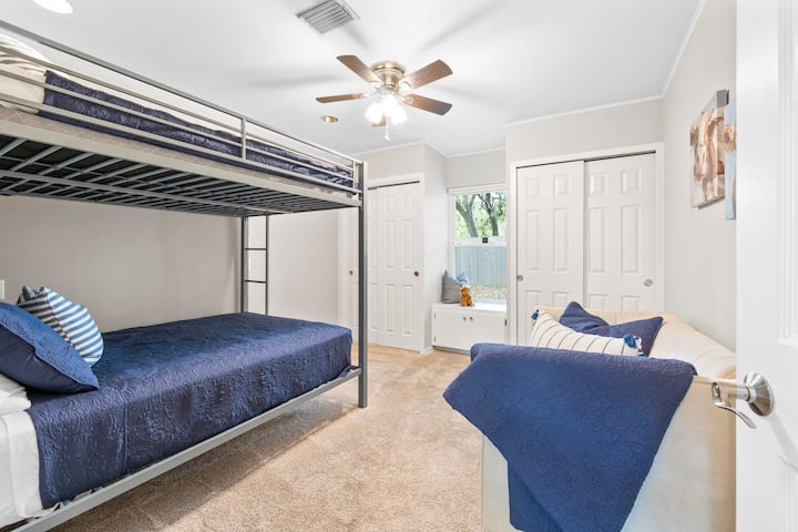 Spálňa 2 s poschodovými posteľami a pohovkou