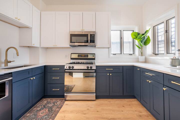 Large Remodeled Home in Lincoln Park, Sleeps 12! gallery image 3