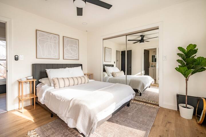 Large Remodeled Home in Lincoln Park, Sleeps 12! gallery image 5