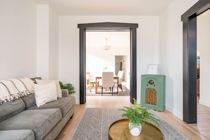 Large Remodeled Home in Lincoln Park, Sleeps 12!